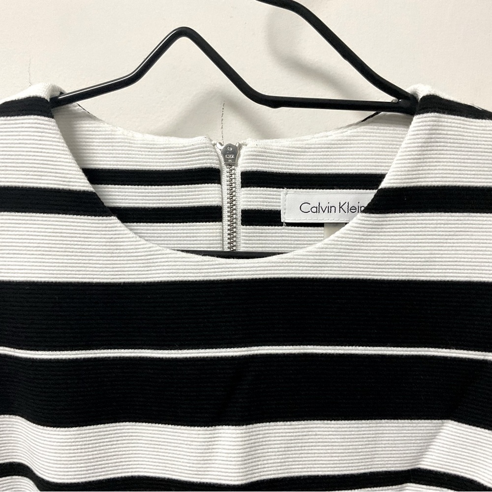 Striking Black & White Striped Ribbed Textured Sleeveless Shirt! - Picture 2 of 9